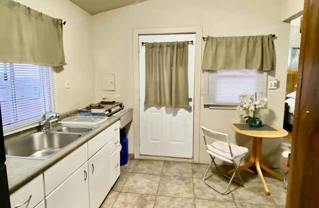 Christy's Villa #2- Cozy Studio , Perfect for Couple!!