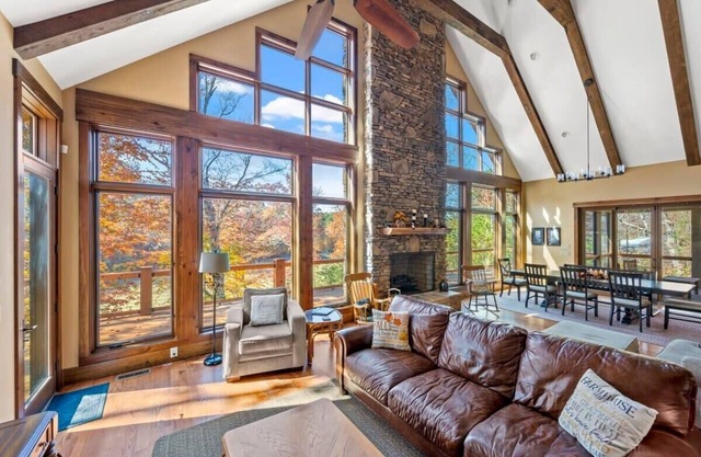 Circles at Douglas - Hot Tub - Fire Place - Lake Front with Boat Dock