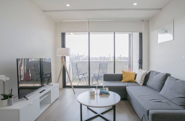 "City View" Modern New Three Bedroom Apartment