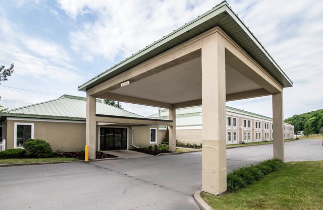 Clarion Inn & Suites - University Area