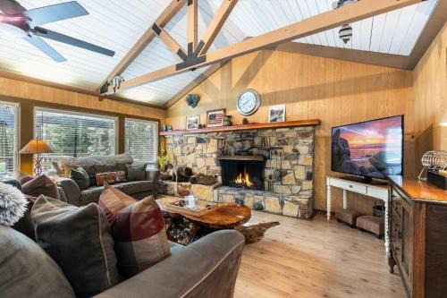 Classic 3BD Tahoe Cabin with Hot Tub
