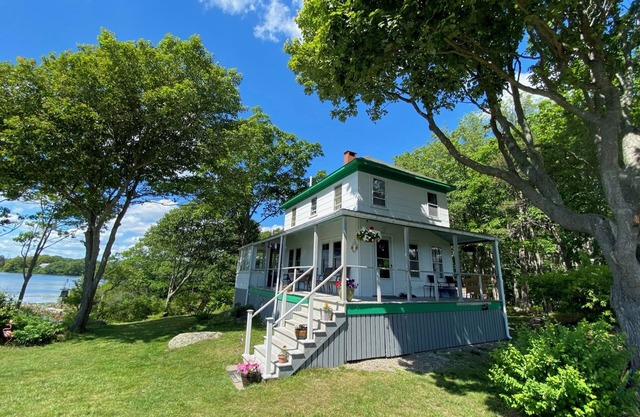 Classic 4 BR cottage steps from the beach: off-season rental inquiries welcome!
