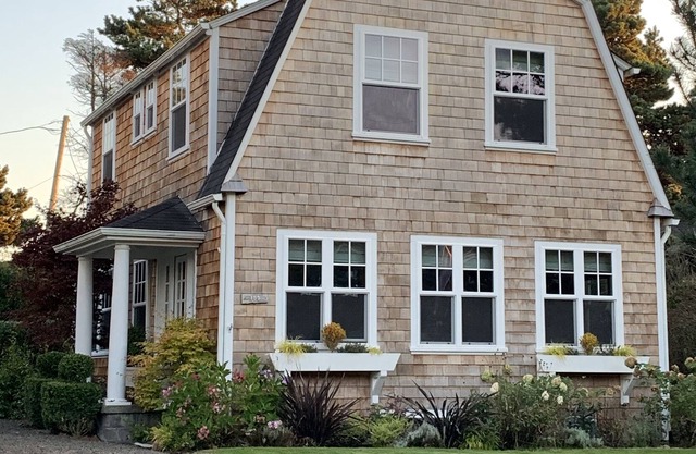 Classic Gearhart Beach Cottage - steps to beach