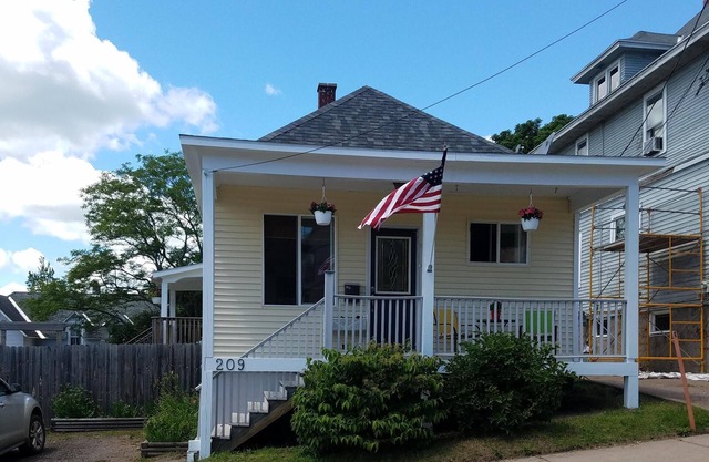 CLEAN, Comfortable, Cute 2 bedrm home - Heart of Marquette!