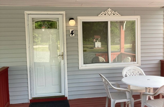 Clean & Cozy 1BR Apt#4 w/Full Kitchen & Private Bath