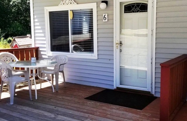 Clean & Cozy 1BR Apt#6 w/Full Kitchen & Private Bath