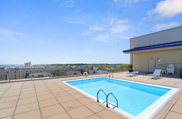 Clean/Cute Efficiency Ocean Views w/Pool & Parking