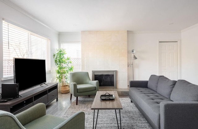 Clean Palo Alto 3BR w/Backyard, nr Caltrain & Dining, by Blueground