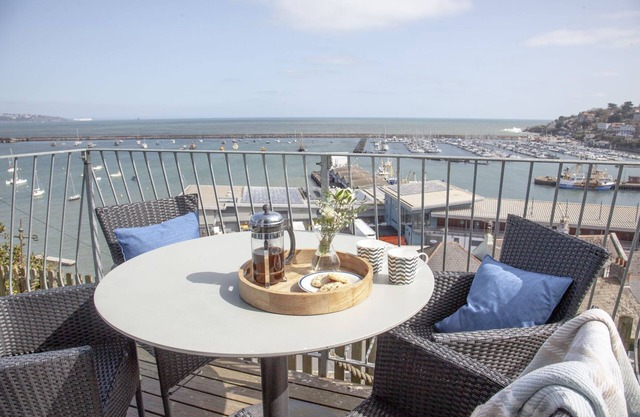 Cliff Cottage - a cottage that sleeps 4 guests in 2 bedrooms