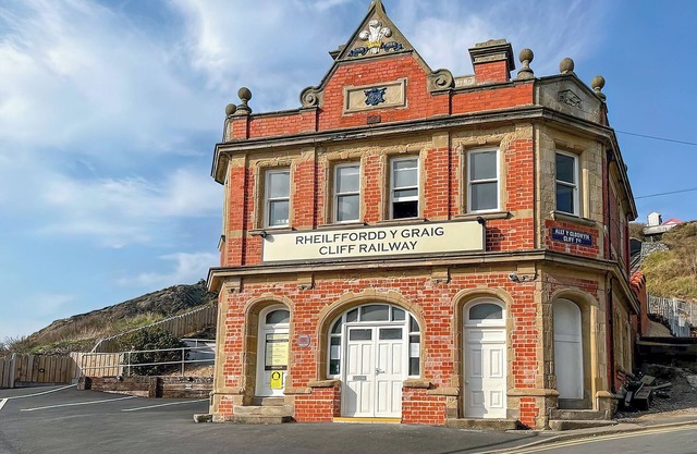 Cliff Railway Apartment