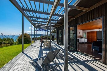 Clifftop Castle - Langs Beach Holiday Home