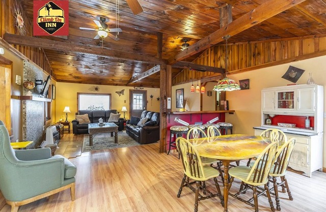 Climb On Inn-RRG- 3BD & 2BA - Outdoor Adventure Paradise- Pet Friendly -Cozy