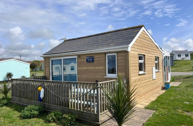Clonmore 5 min walk to Hayle Beach. 2 bedroom chalet, conservatory and veranda