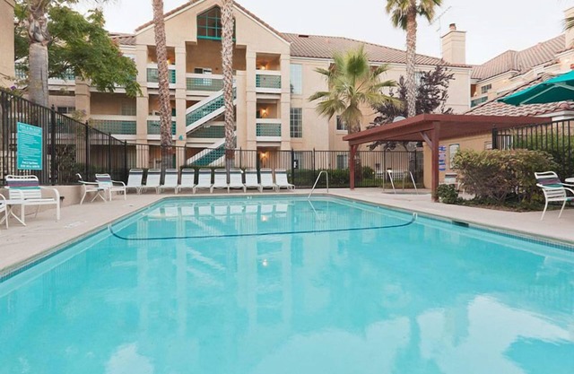 Close to San Francisco Zoo! 2 Spacious Units, Free Breakfast, Pool, Pet-friendly