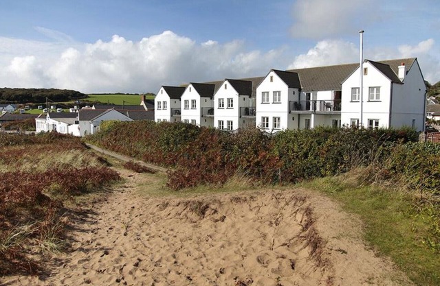Clover Cottage - Four Bedroom House, Sleeps 8