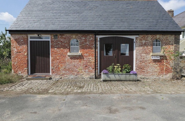 COACH HOUSE, character holiday cottage in Royal Wootton Bassett