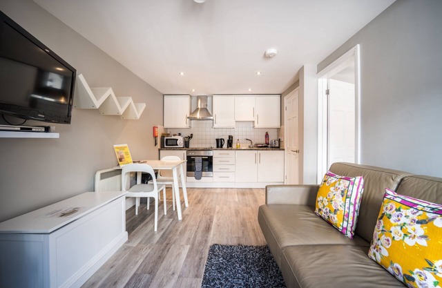 Coaching mews just a few steps from harbour and town centre in quiet cul de sac - 1 bed ground floor