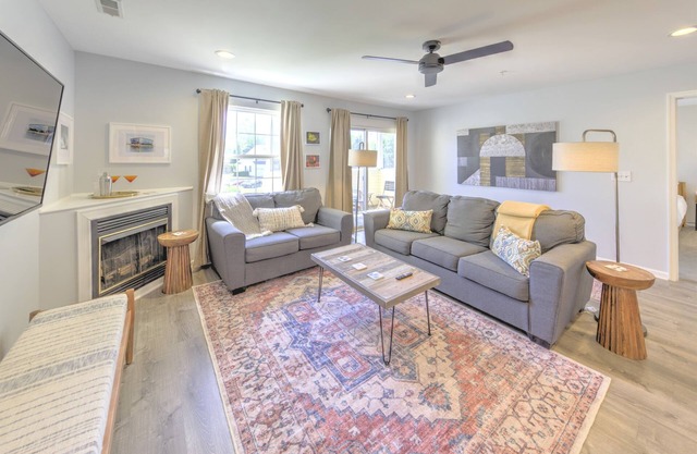 Coastal Beach Retreat: 3BR 🏊 Pool 🏖️ Near Beach 🛍️Shopping Washer/Dryer WiFi
