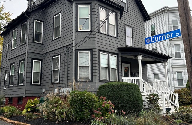 Coastal Charm – Walk to Beach or Train!