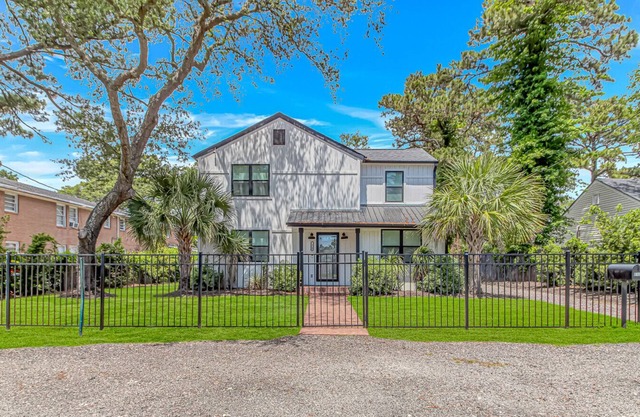 Coastal Farmhouse walk to beach!