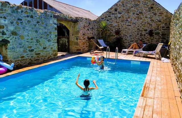 Coastal Farmhouse with heated pool and gardens 10 minutes from beaches