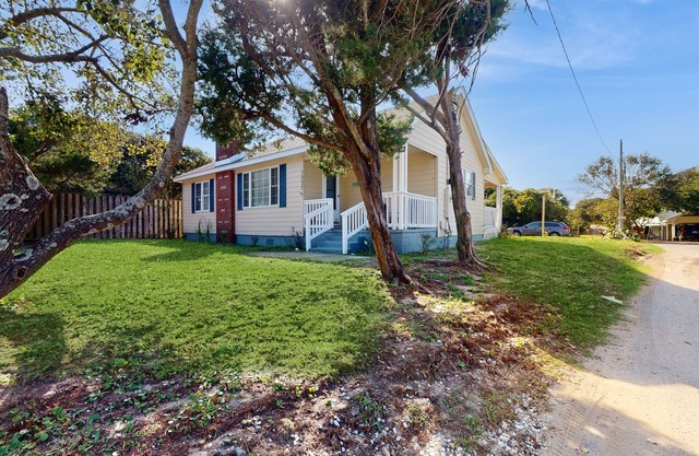 Coastal home with patio, close to beach and local attractions