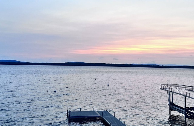 Coffee bar, kayak, snacks, lake access, minutes to portland airport