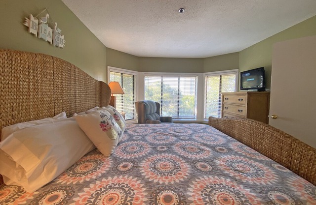 *Come Relax in This Private Bungalow by the Beach at Kingston Plantation!!*