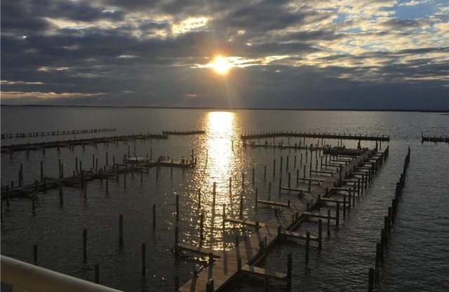 Come see beautiful fall sunsets over the bay! Amazing off season rates!