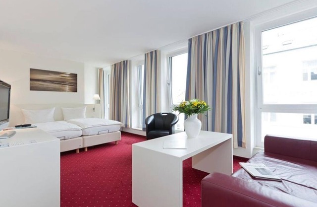 Comf. Shower/WC buffet breakfast, country side - Michels Strandhotel Germania