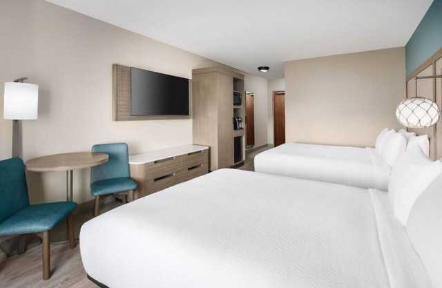 Comfort and Convenience! 2 Relaxing Rooms w/2 Large Queen Beds, Private Parking