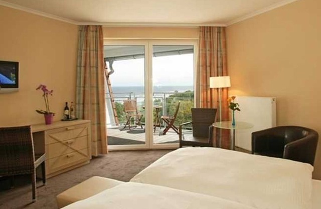 Comfort Double Room with Balcony - Strandhotel Seerose Kölpinsee