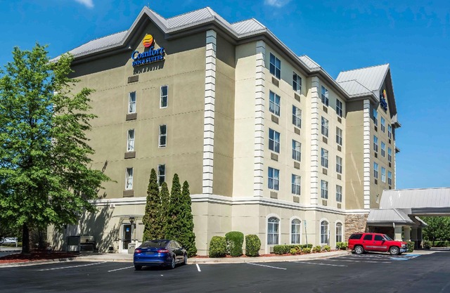 Comfort Inn & Suites Near Six Flags