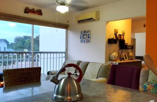 Comfortable room in an apartment located in a beach area near the city.