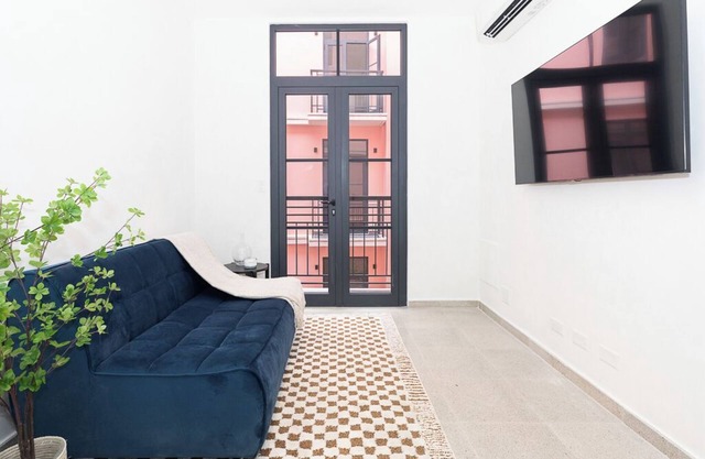 Comfortable 2 bedroom apartment in Santa Ana - Downtown property - Revitalizing in process