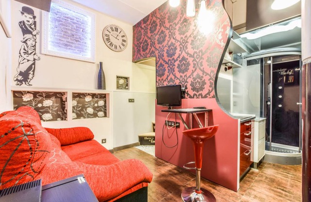 COMFORTABLE APARTMENT LAVAPIES