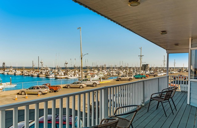 Comfortable bayfront condo with fireplace, WiFi & incredible views - dogs OK