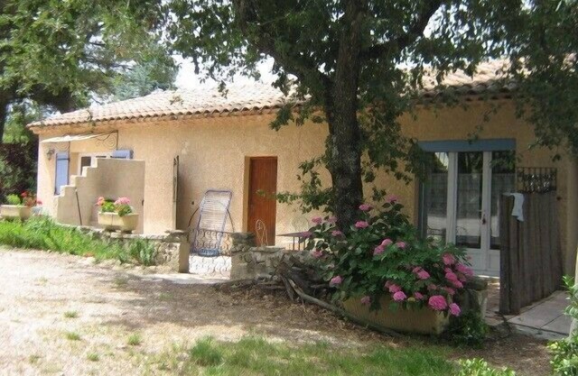 Comfortable gîte in the heart of the quiet luberon countryside, ideal for families.
