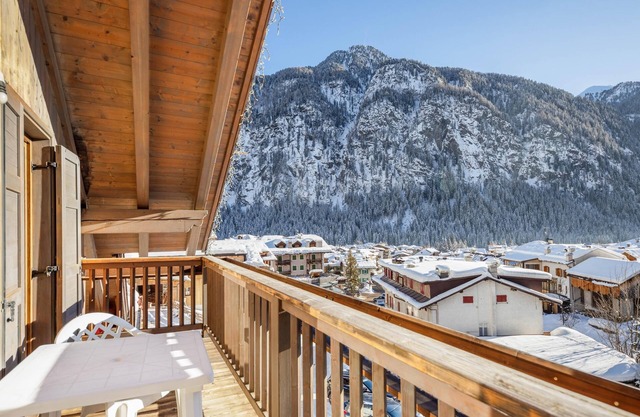 Comfortable Apartment “Eurochalet- S2” close to the Ski Lifts with Mountain View, Wi-Fi & Balcony; Parking Available