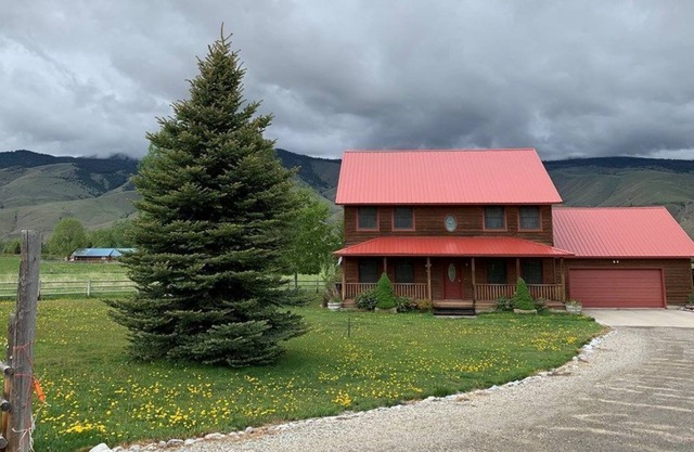 Comfortable roomy country home, dog & horse friendly (with fee).
