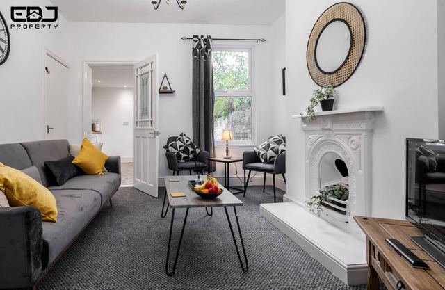 Comfy 4bed Home - Free Parking/Wi-Fi - Long Stays