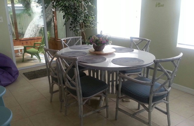 Comfy bungalow, short walk to beach