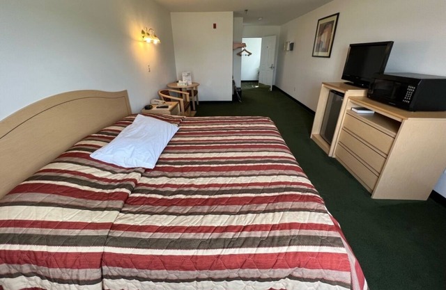 Comfy Petite Single King Suite in a Friendly Town!