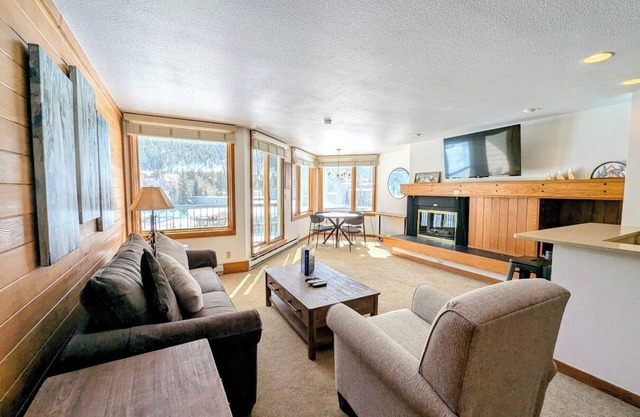 Condo with pool and hot tub onsite & free shuttle