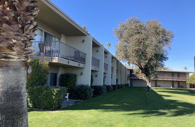 Condo within walking distance to El Paseo for shopping and restaurants.