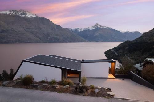 Contemporary 7 Bedroom House with Stunning View
