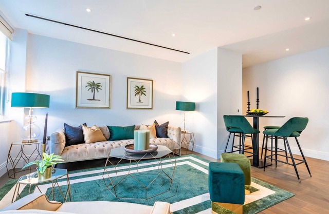 CONTEMPORARY, LUXURIOUS TWO-BEDROOM APARTMENT IN HOLBORN