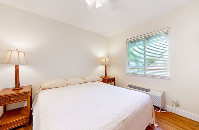 Convenient hotel-style studio with pool, sauna, game room, restaurant, tennis