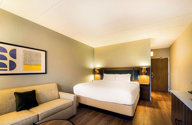 Convenient Stay, Superb Location! Short Drive to Philadelphia Zoo! Pets Allowed!