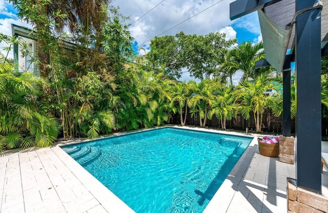Coral Cove Hideaway | Guest House & Heated Pool!